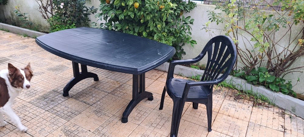 Mesa resina e 6 cadeiras 
Pack 70 euros.
Senão