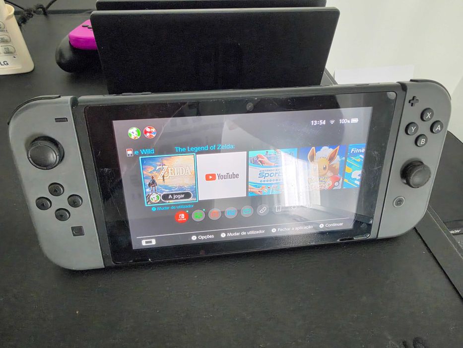 Vendo Nintendo Switch c/ Caixa e Dock + 2 Pares de Joy-Cons + Extras