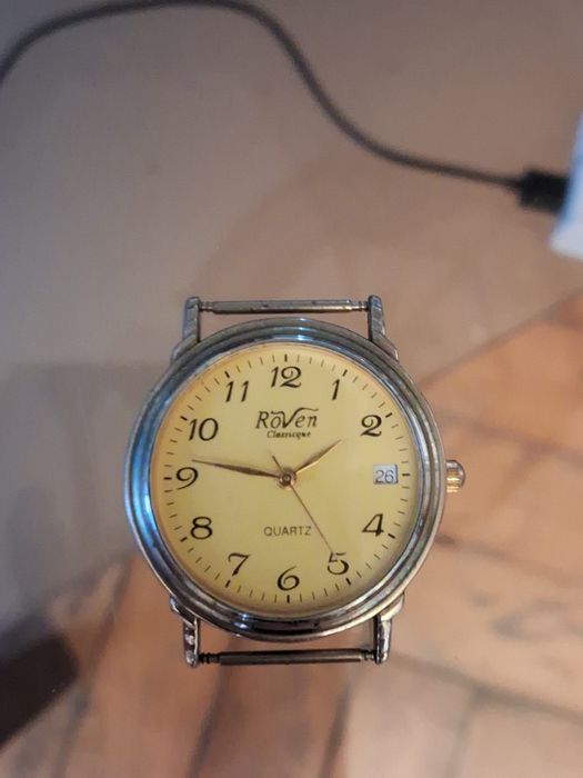 zegarek naręczny marki Roven Classique.