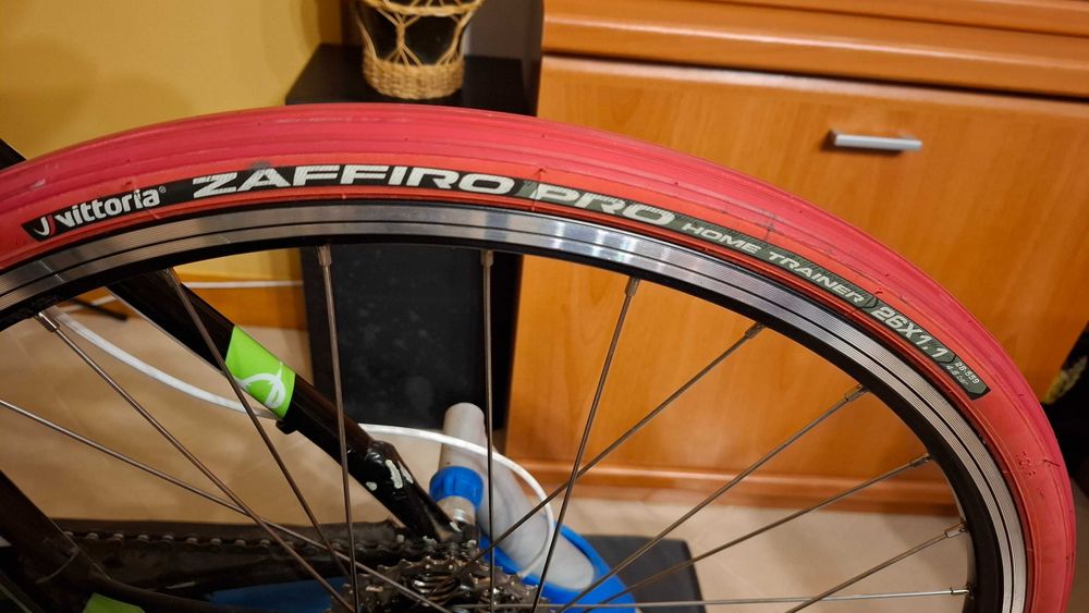 Rolo de treino Tacx Satori + Roda 26" + Pneu Vittoria