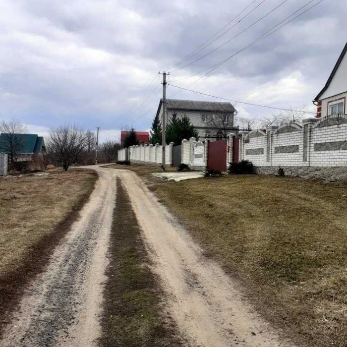 Продам приватизовану ділянку в передмісті Харкова.