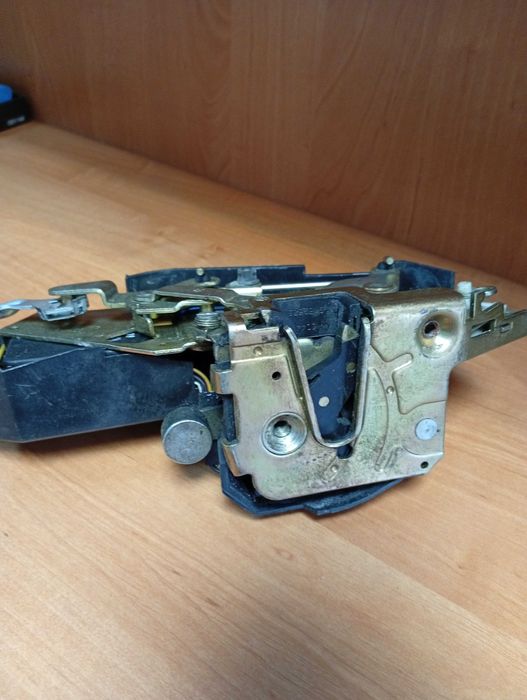 Zamek drzwi przednich prawych Volvo 850 Nr.B28