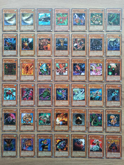 121 oryginalnych kart do gry Yu-Gi-Oh! z boosterów