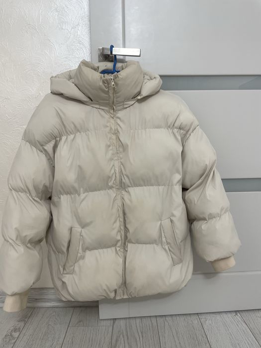 Бежевий пуховик розмір 42/44