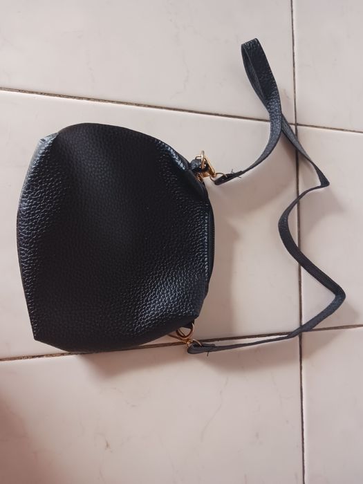 Malas e carteiras de várias cores