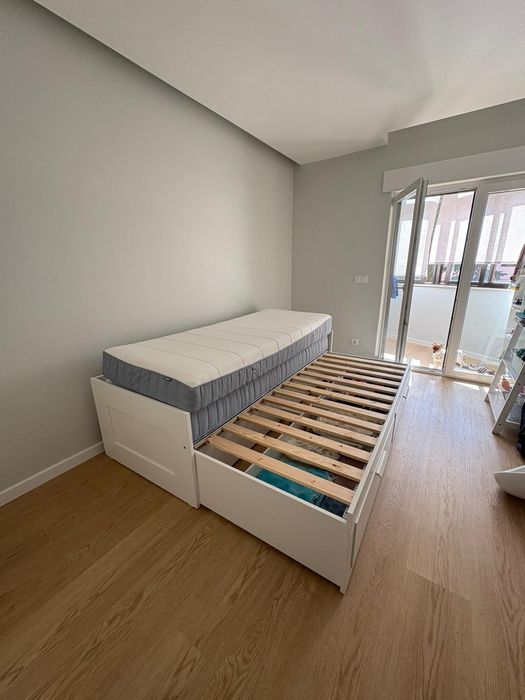 Cama com 2 colchões e estrado