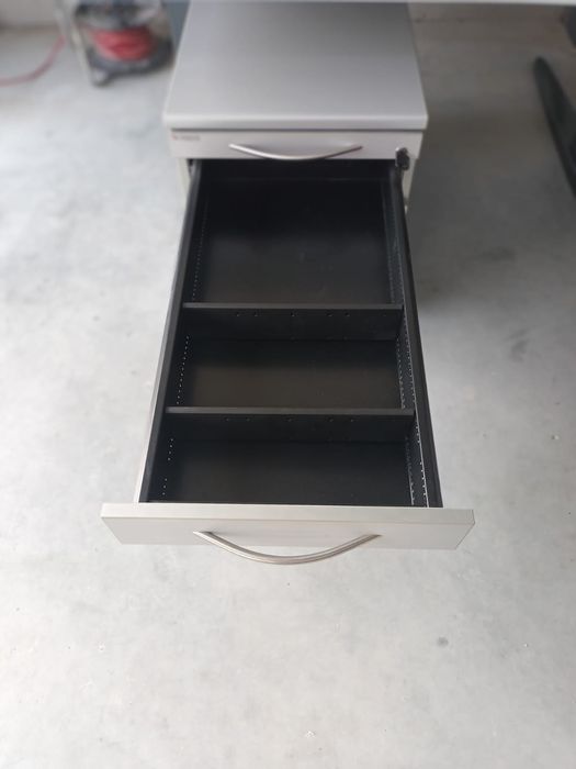 Biurko elektryczne z elektrycznie regulowanym blatem