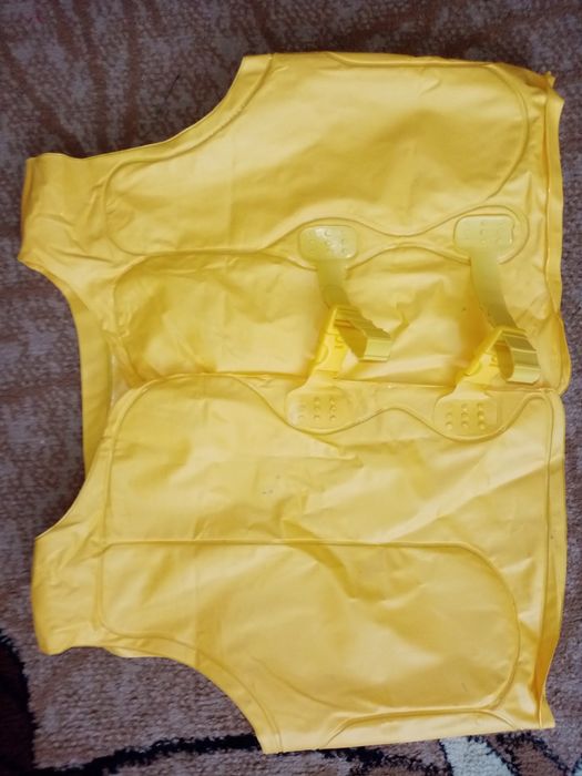 Надувний жилет для плавання