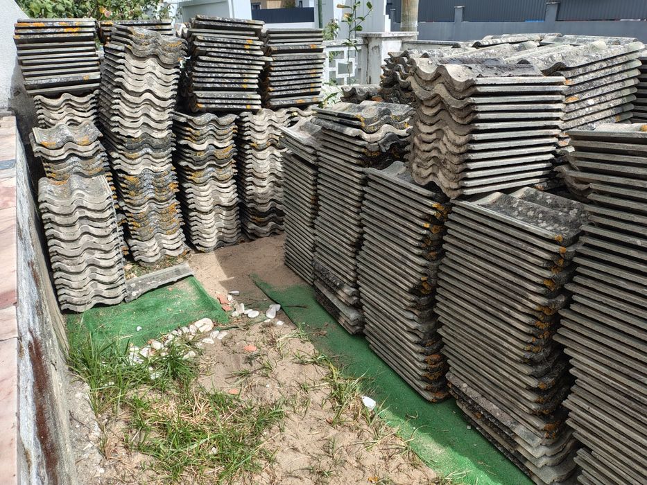 Telhas de cimento usadas