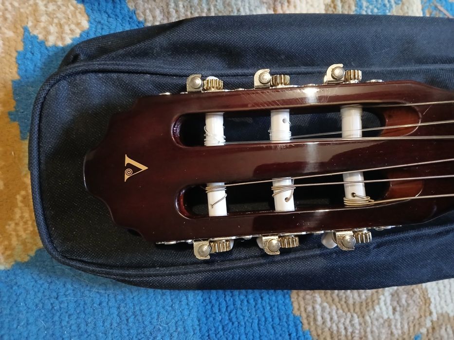2 violas Valencia/Ns guitar