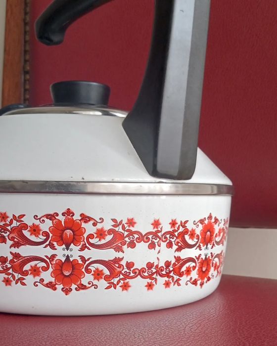 Chaleira em metal esmaltado da famosa marca austríaca "Austria Email".