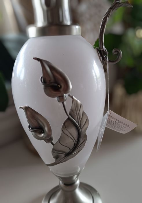 Jarra decorativa em vidro opalino branco com detalhesmetal prateado