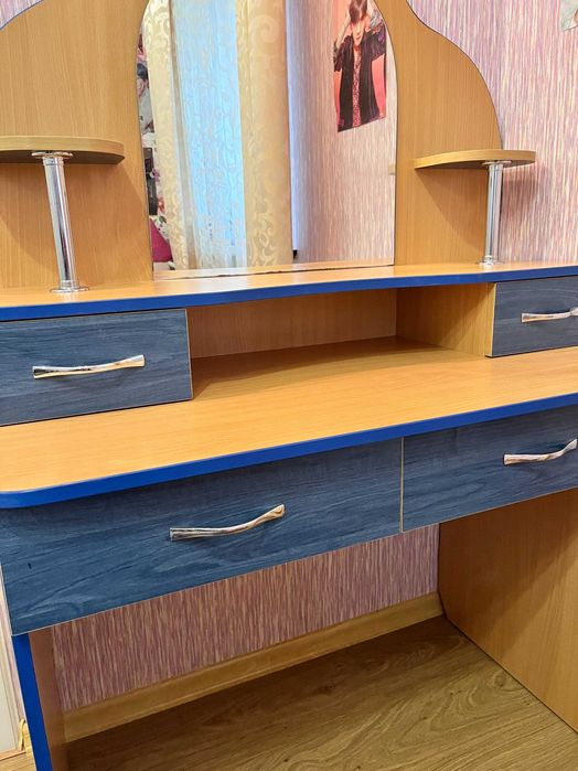 Туалетний столик (трюмо) для дівчини