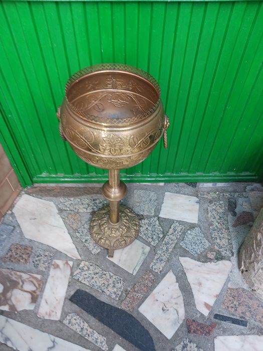 Floreira em cobre .com pé alto