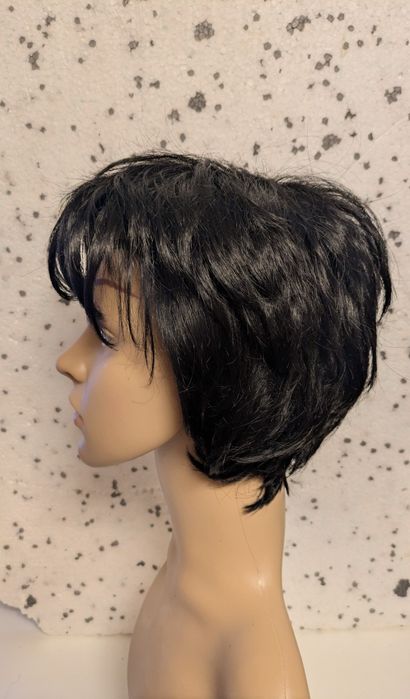 Peruka Krótkie włosy – fryzura bob/pixie, elegancka, ładnie ułożona.