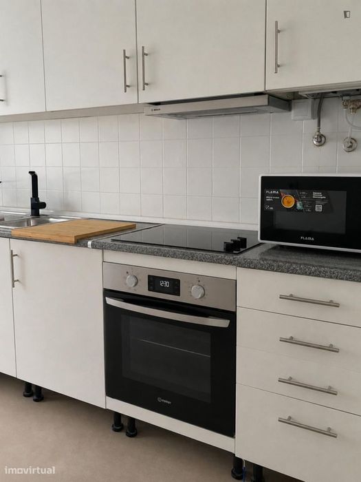 Quarto - localizado em Oeiras Lisbon
