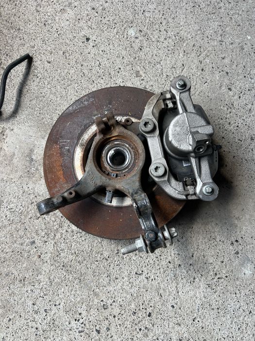 Цапфа права  ліва peugeot e2008 gt