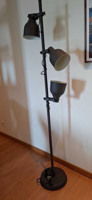 Selling a floor lamp in excellent, like-new condition.64730018697859120