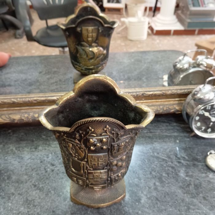 Jarra em bronze alusiva aos descobrimentos