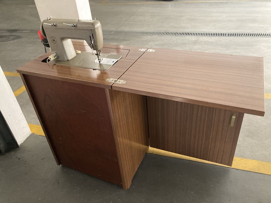 Máquina de Costura PFAFF 60 Automática, com Móvel