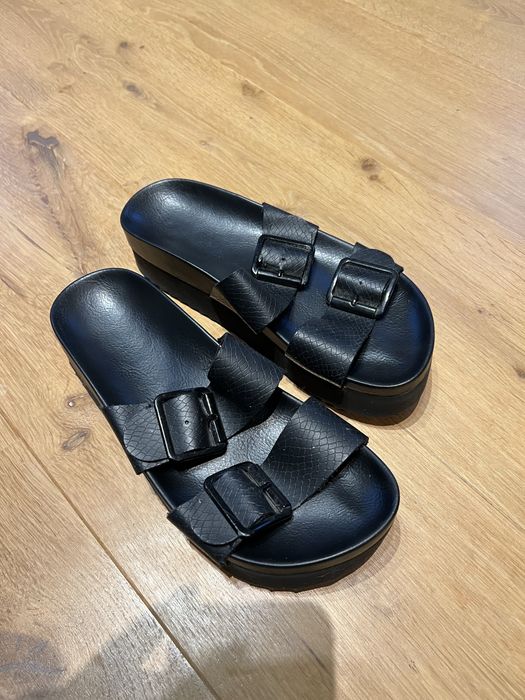 Lekkie czarne klapki na wysokiej platformie H&M divided