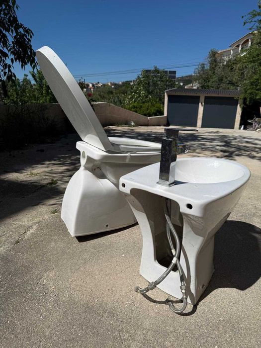 Conjunto de móvel, espelho e sanitários de casa de banho