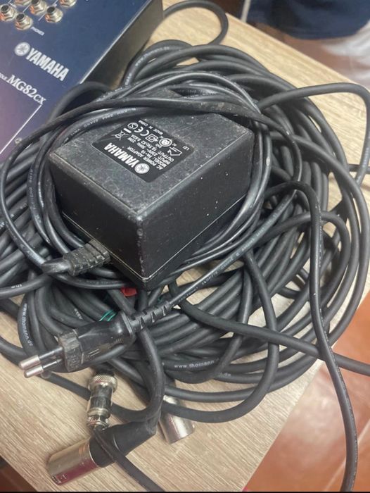 Mesa de Mistura Yamaha – 4 Entradas XLR + 2 Microfones