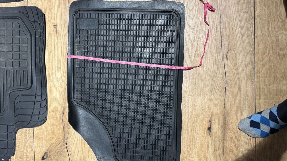 Універсальні резинові коврики в машину.