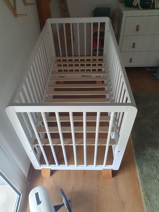 Cama bebe / berço 2 em 1 + colchão
Berço