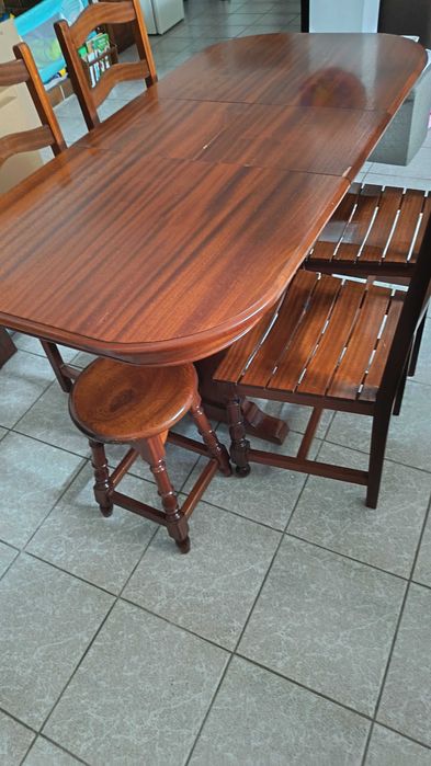 Mesa em madeira com tampo elíptico de 120 (+32) x 756 cms