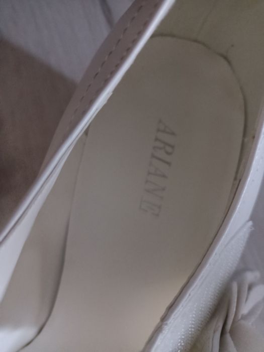 Białe buty, eleganckie,  ślubne na słupku