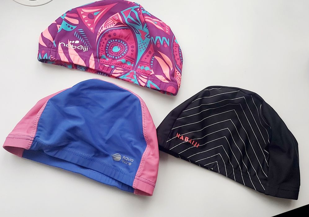 Trzy czepki pływackie