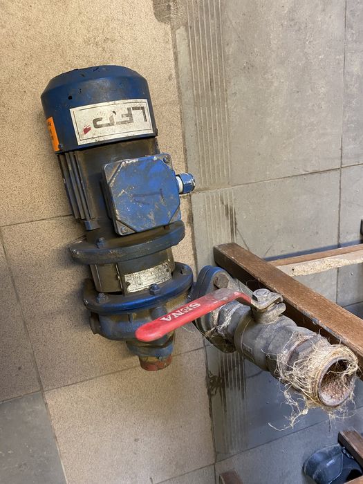 Pompa wodna z silnikiem i zaworem kulowym