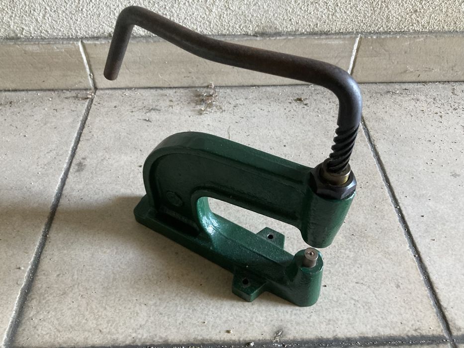 Maquina manual para cravar todo o tipo de ilhos