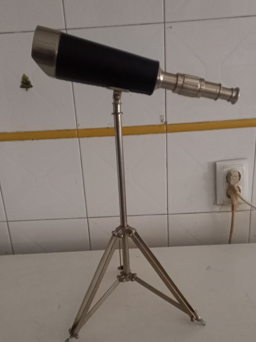 Telescópio com tripé.