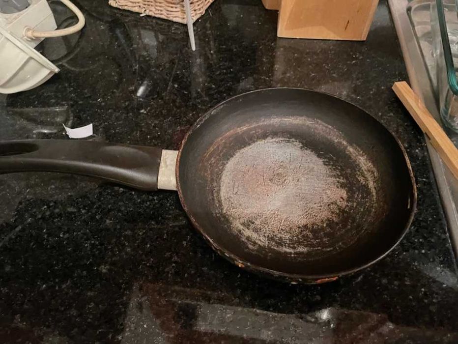 frigideira pequena preta