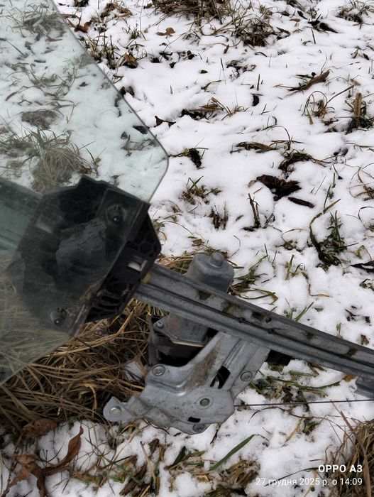 Скло дверей з електричним механізмом (ліва передня) Reno Loga2 (2019)