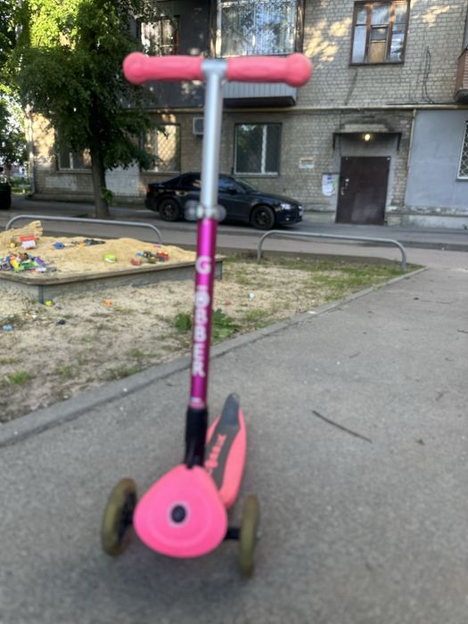 Самокат трьохколісний дитячий Globber Junior Foldable Lights deep pink