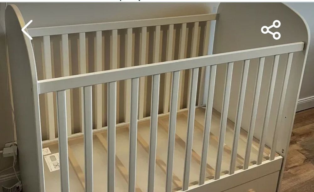 Berço de bebê em madeira lacada, cinza