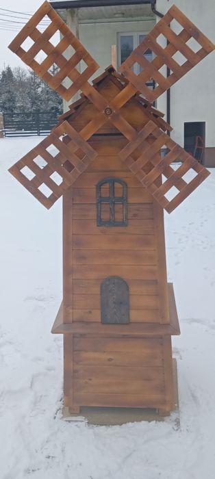 Sprzedam wiatrak ogrodowy i inne ozdoby z drewna.