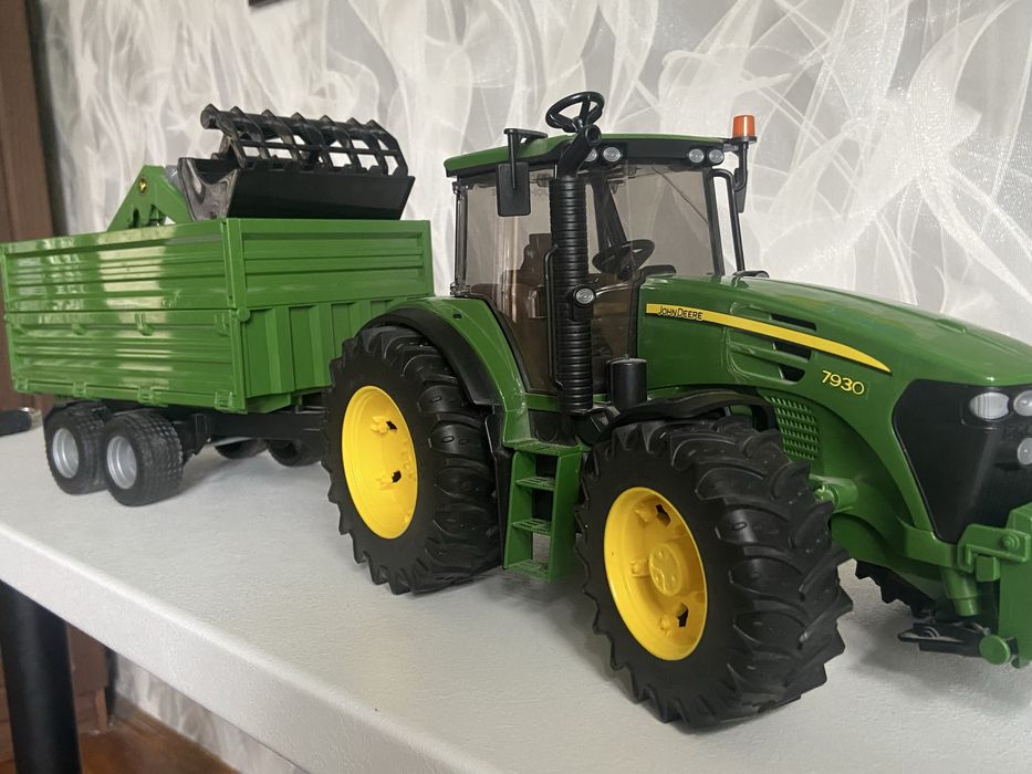 Продам  трактор Bruder John Deere 7930