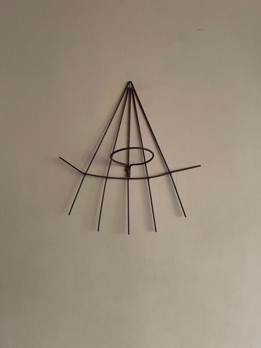 Metalowy kwietnik wiszący ścienny półka na kwiaty vintage prl