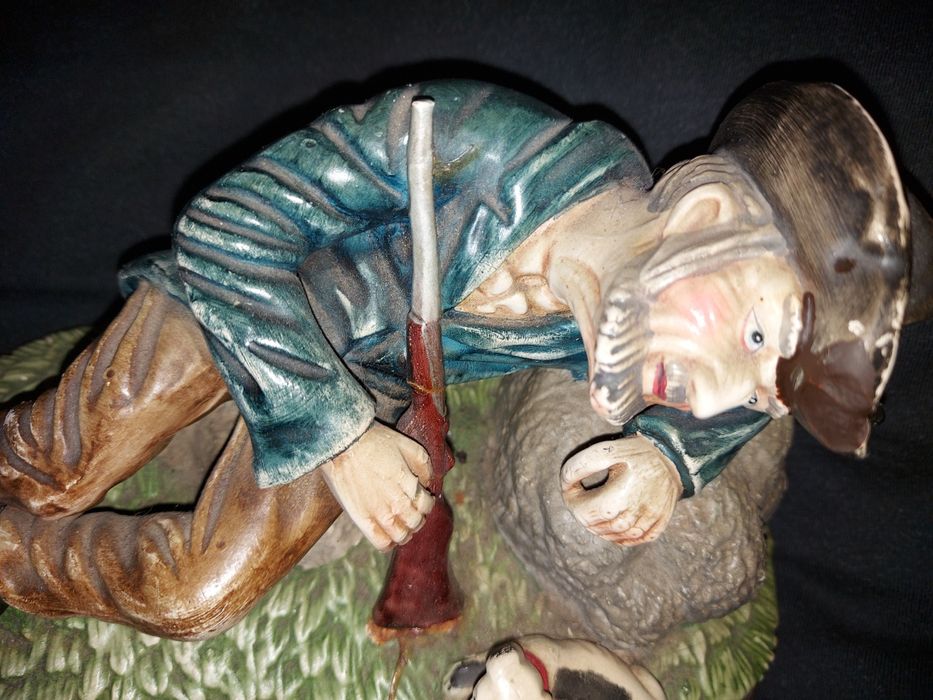 Stara figurka mysliwego kamionkowa