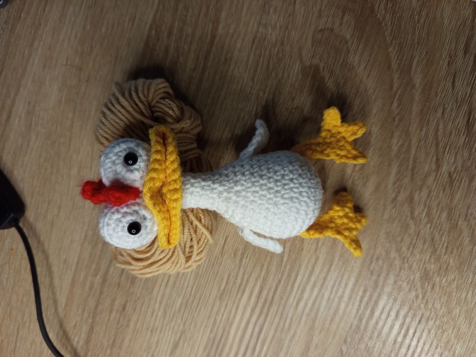 Szalony kurczak na szydełku, breloczek, prezent dla dzieci