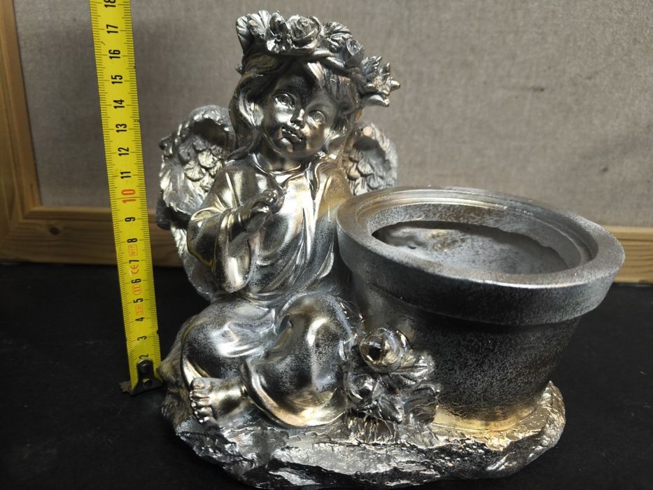 Anjo decorativo com vaso
Peça decorativa em formato de anjo com um peq