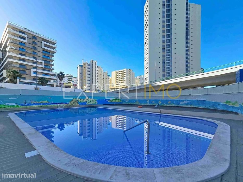 Apartamento T1 a 300m da Praia da Rocha com garagem e piscina