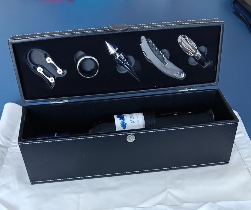 Caixa para levar garrafa de vinho, com acessórios.