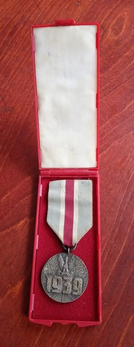 Medal-za udział w wojnie obronnej 1939-komplet z pudełkiem. Oryginalny. PRL
​Medal Za udział