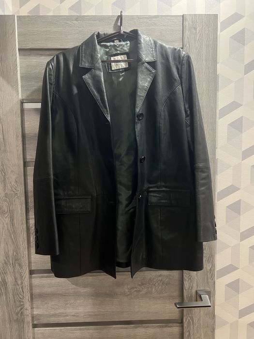 Шкіряний піджак чорного кольору