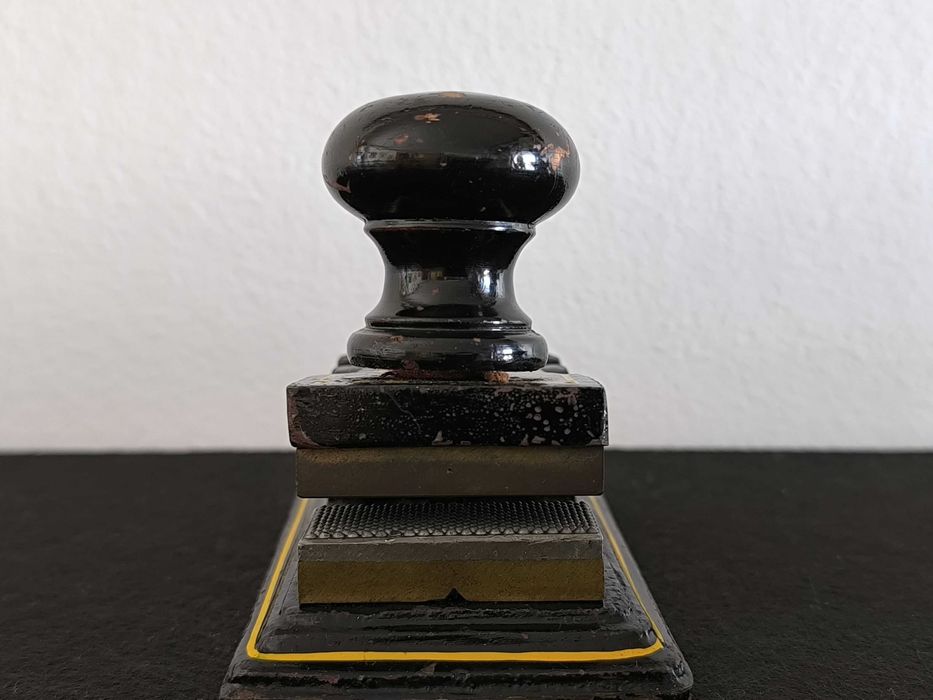 Antigo selo branco (séc XIX/XX) em metal, com pega em madeira circular